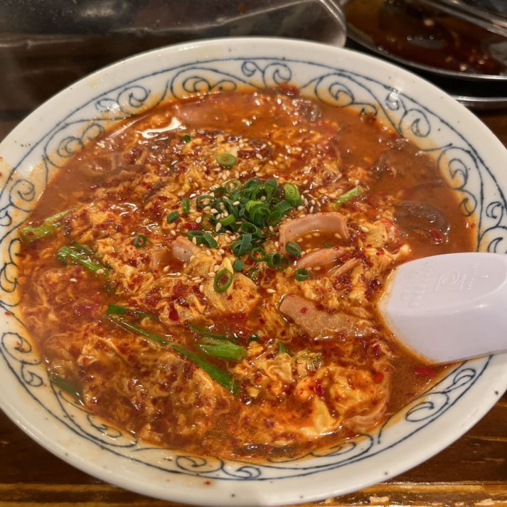 静岡 もんもん 浜松ホルモン酒場の辛麺 25辛を綾取りさん にじホロすきさんが3 kmと辛ジャッジ 辛メーター