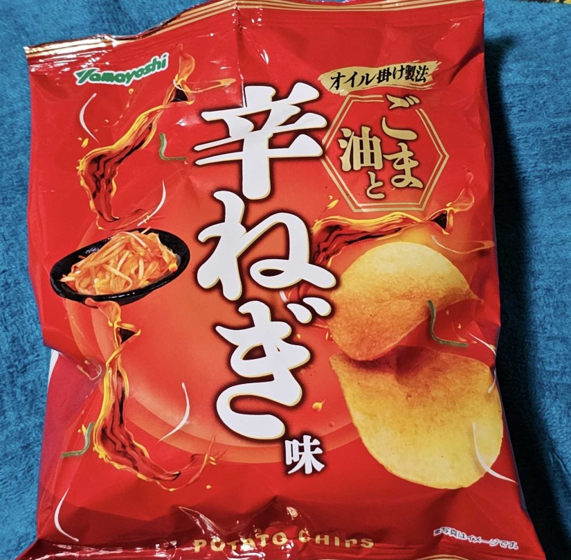 tomato出品 オイル掛け製法 ごま油と辛ねぎ味 ポテトチップス 0.78KM - 山芳